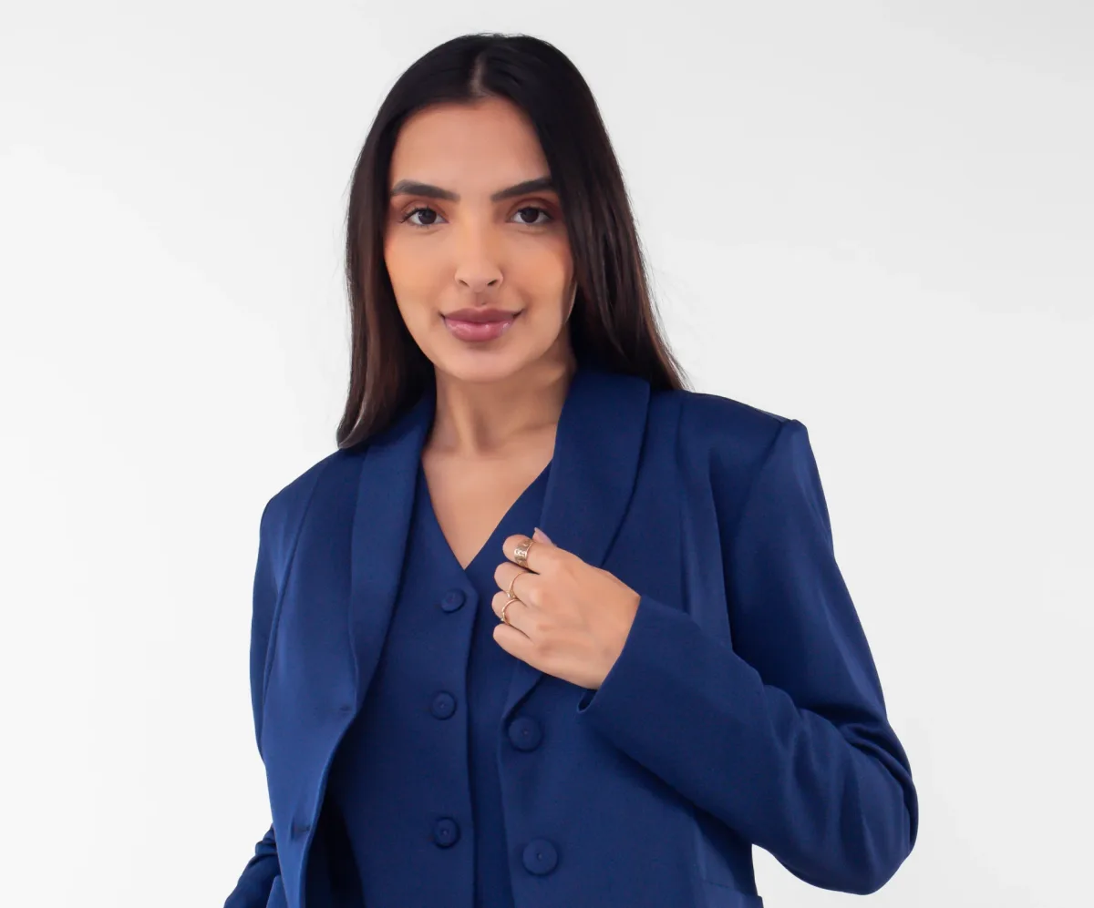 Executiva vestindo conjunto de blazer e colete de alfaiataria azul marinho