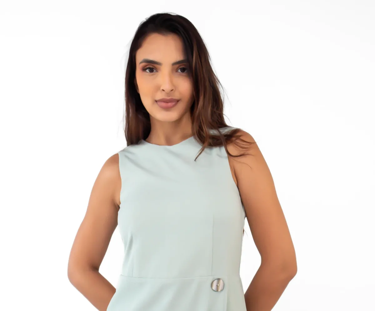 Recepcionista vestindo conjunto de alfaiataria contemporânea verde menta