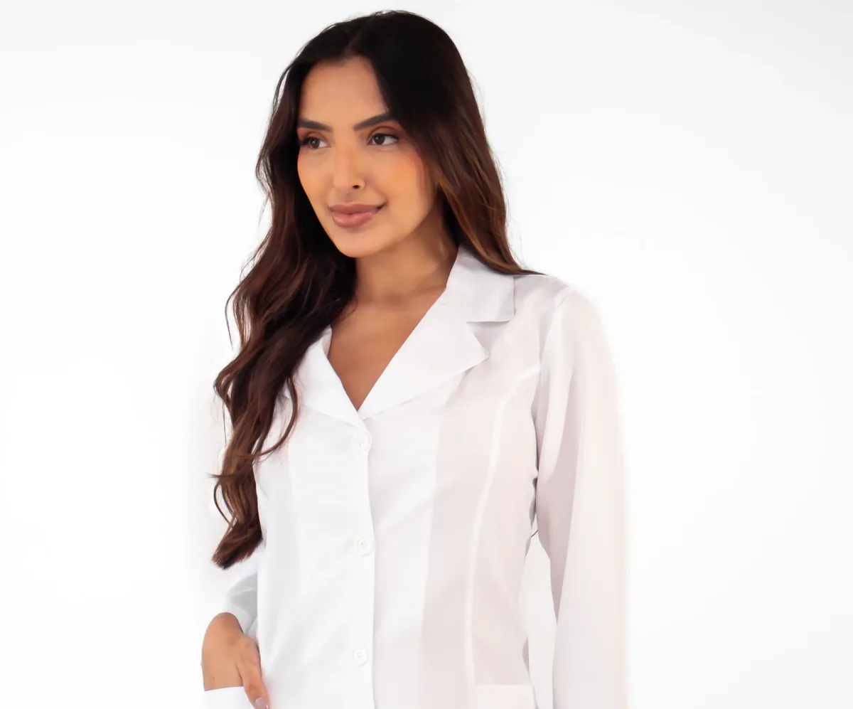 Médica vestindo jaleco e roupa de alfaiataria branca para clínica de alto padrão