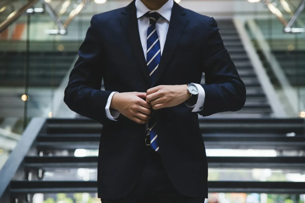 Uniforme social masculino: como escolher modelagem, tecidos e peças